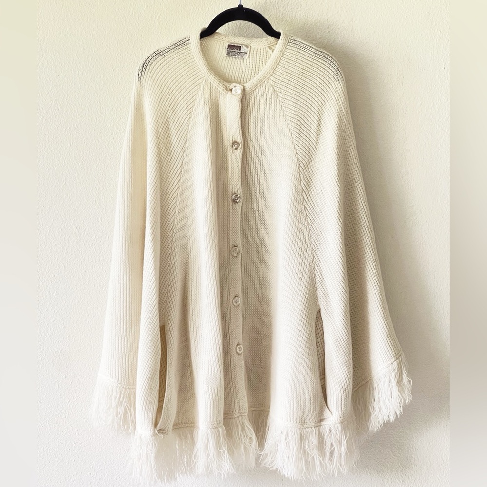 MONTGOMERY WARD Vintage 70's Fringed Granny-Chic White Knit Poncho Cape